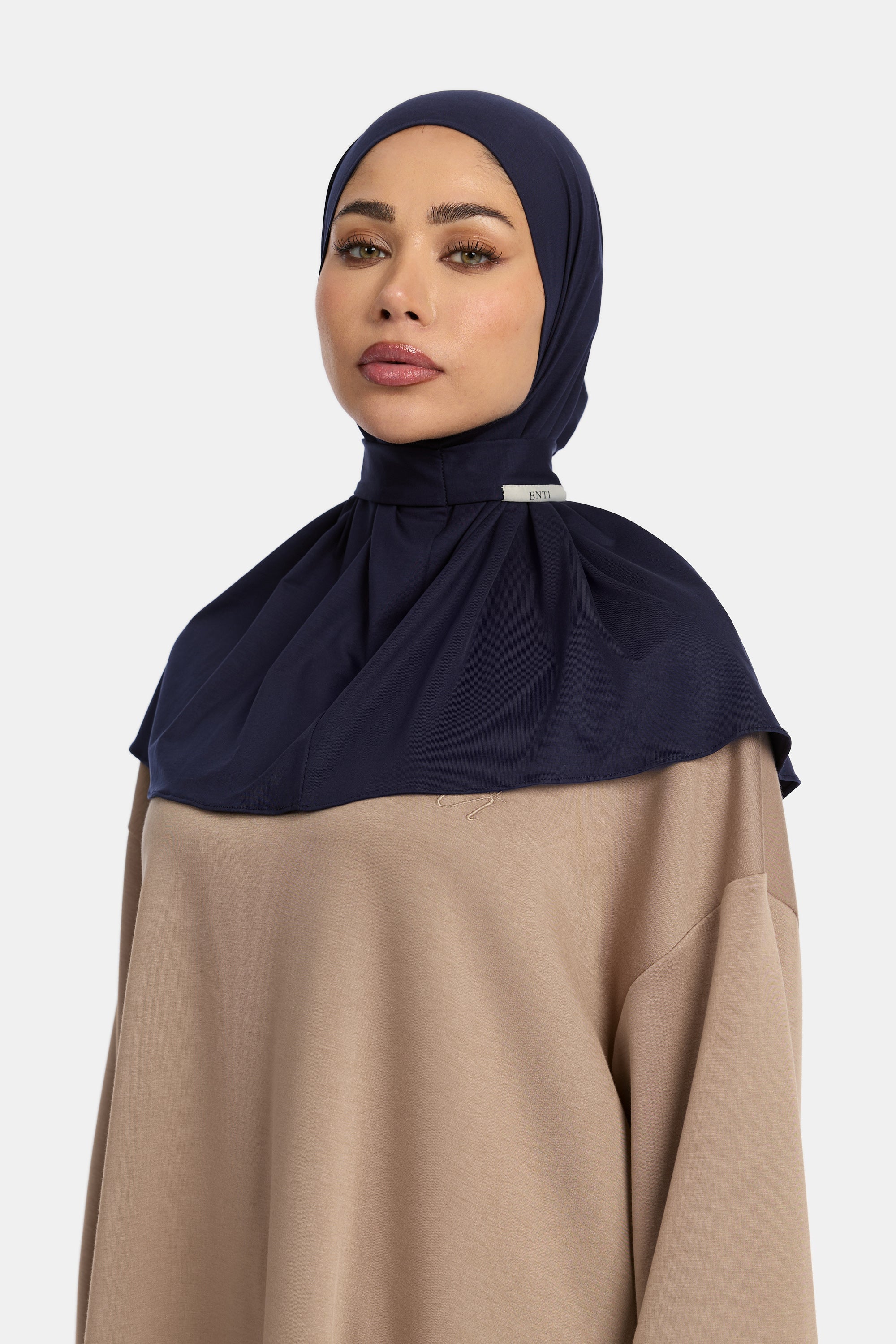 model draagt de instant hoofddoek van het merk ENTI in de kleur Donker blauw