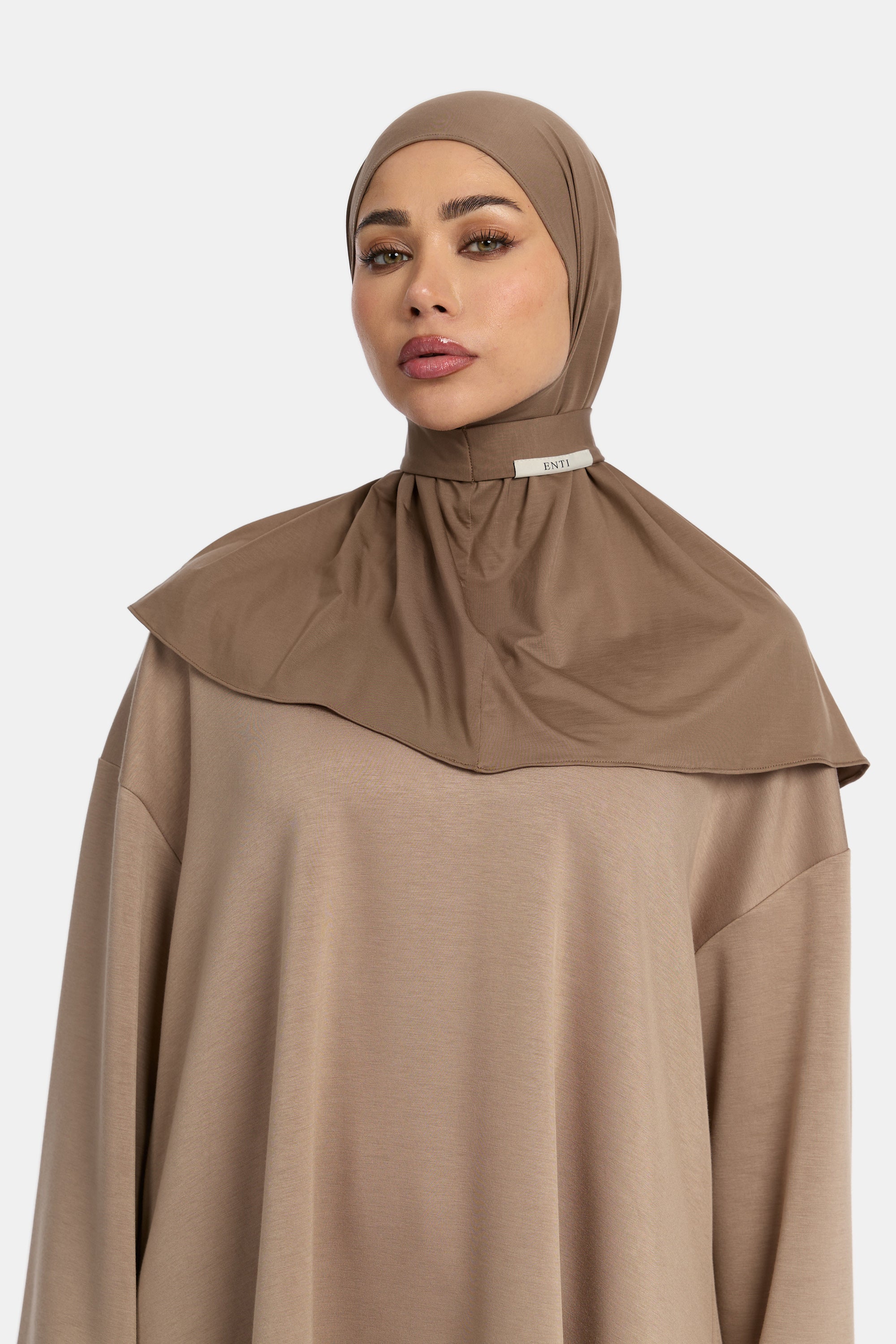 model draagt de instant hoofddoek van het merk ENTI in de kleur licht bruin
