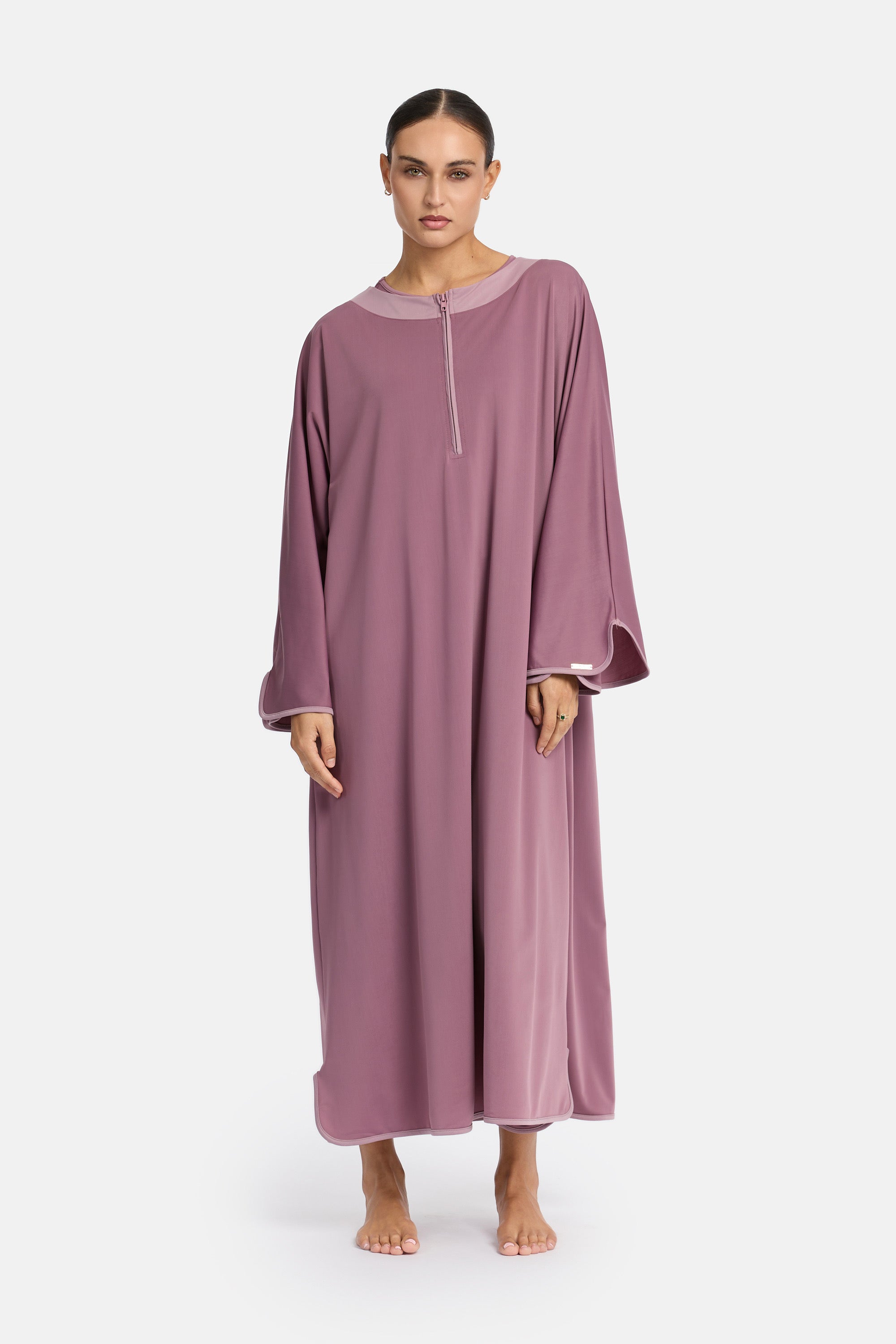 voor aanzicht van model die de modest burkini van het merk enti draag met de coverup jurk in de kleur old pink