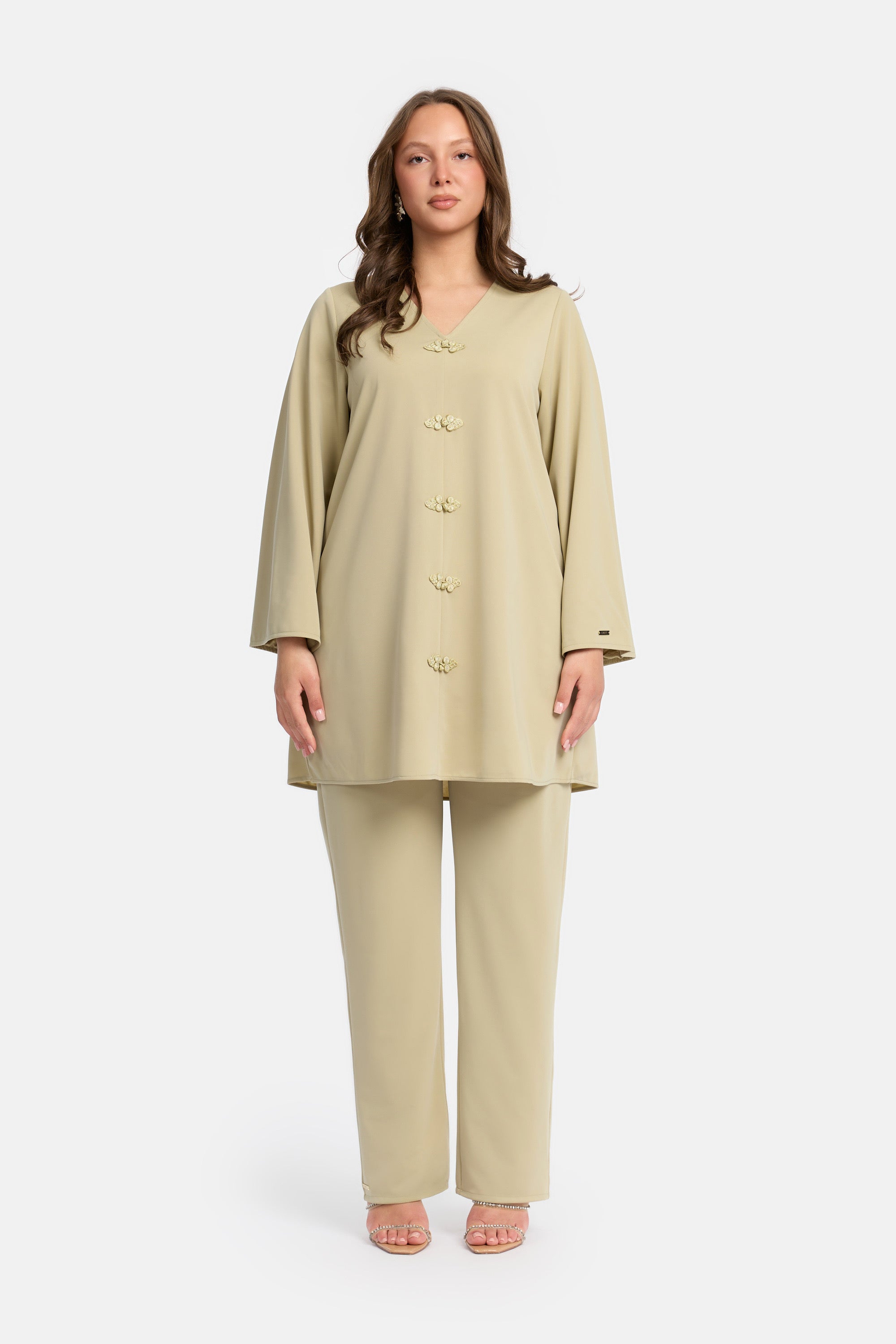 voor aanzicht van Model die draagt een modest kaftan set van het merk enti in de kleur pastel Green