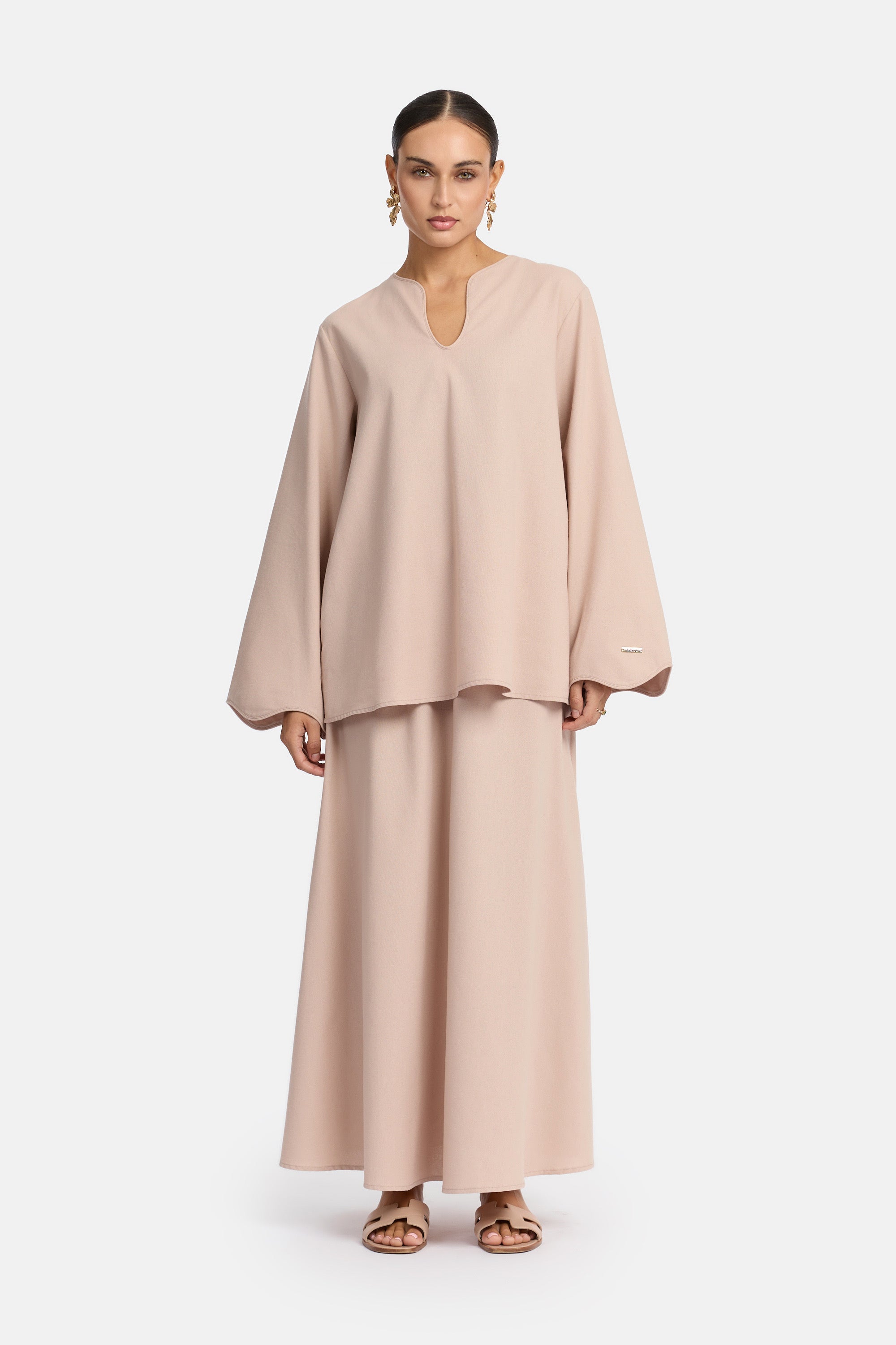 voor aanzicht van Model die draagt een modest linen skirt set van het merk enti in de kleur Pastel pink