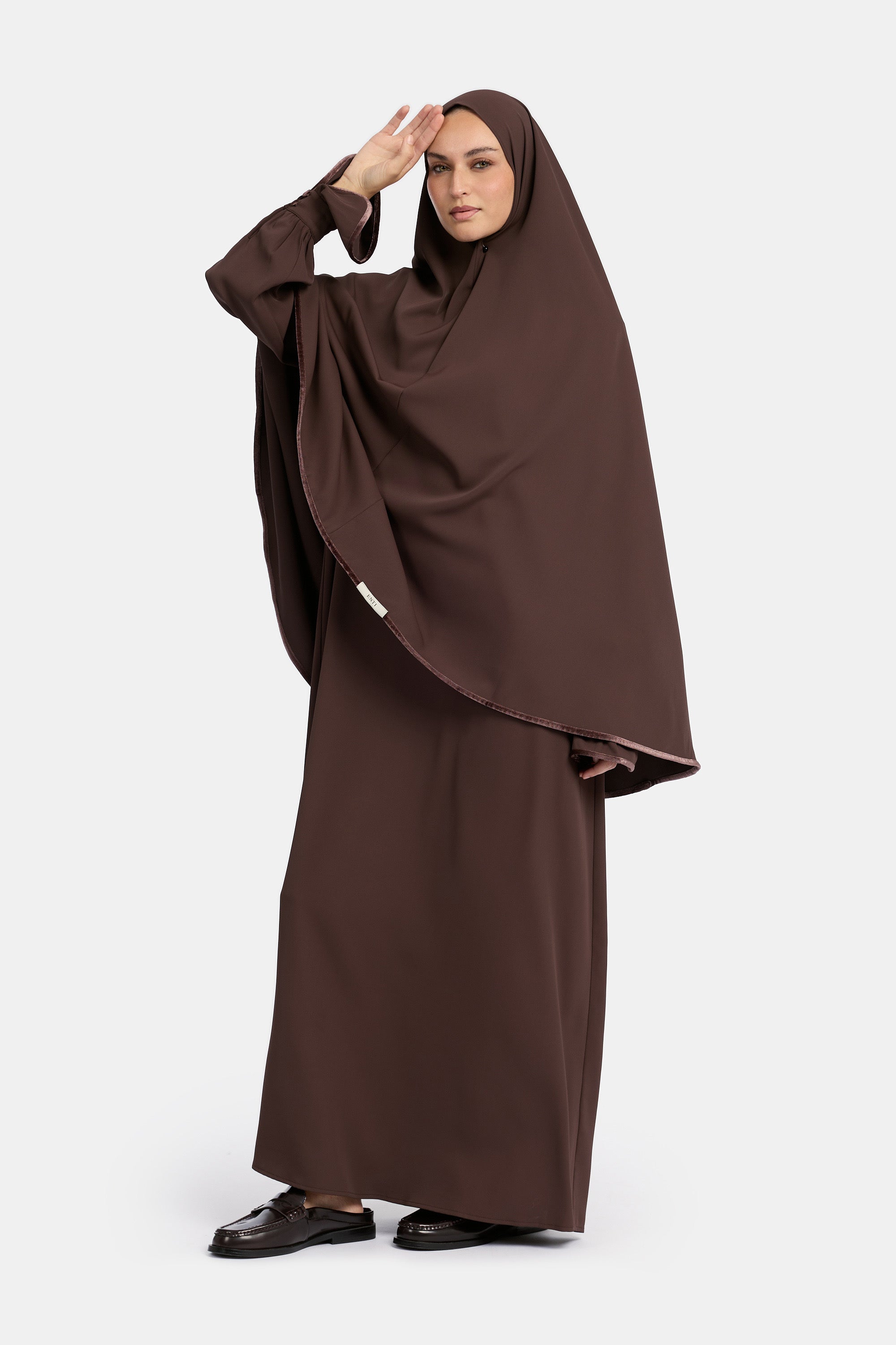 voor aanzicht van model die draagt de mastour velvet khimar en abaya set in de kleur donker bruin.