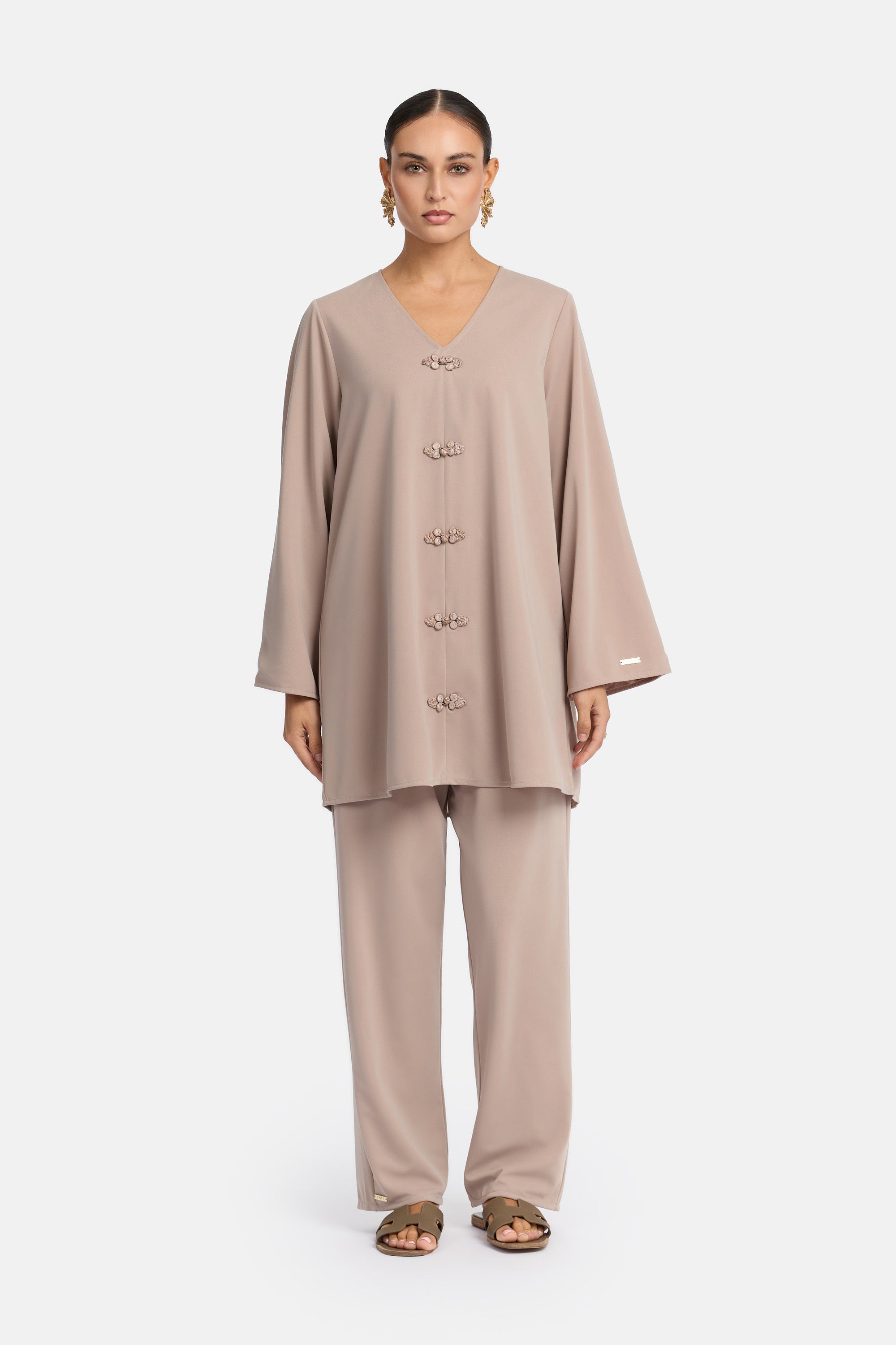 voor aanzicht van Model die draagt een modest kaftan set van het merk enti in de kleur Ash brown