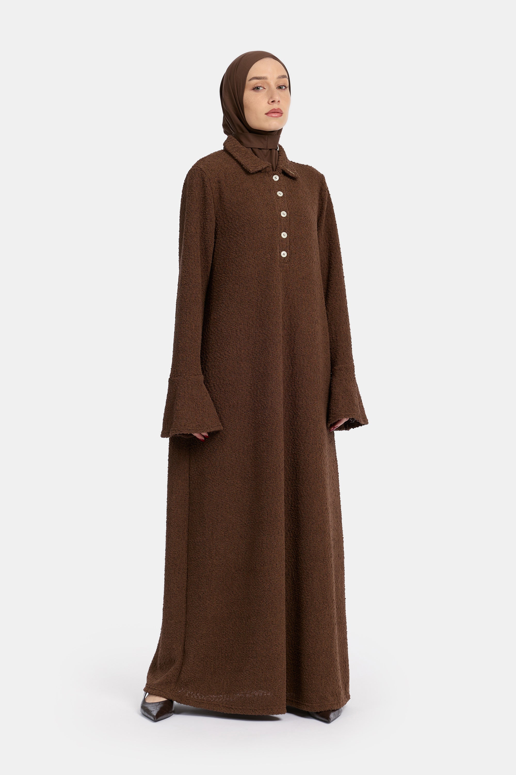 voor aanzicht van model die draagt de enti Unbound Knit shirt dress in de kleur donker bruin