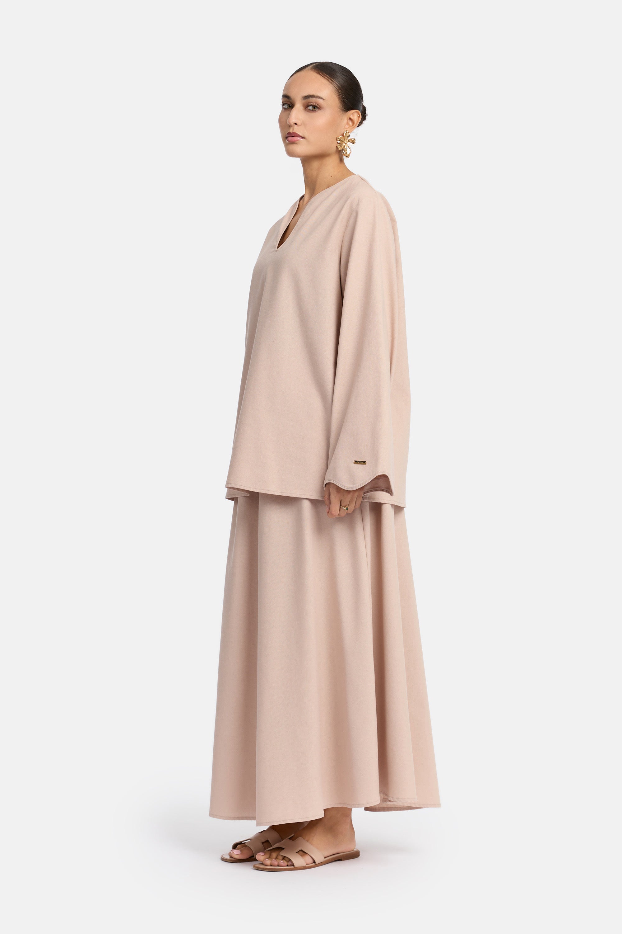 zij aanzicht van Model die draagt een modest linen skirt set van het merk enti in de kleur Pastel pink
