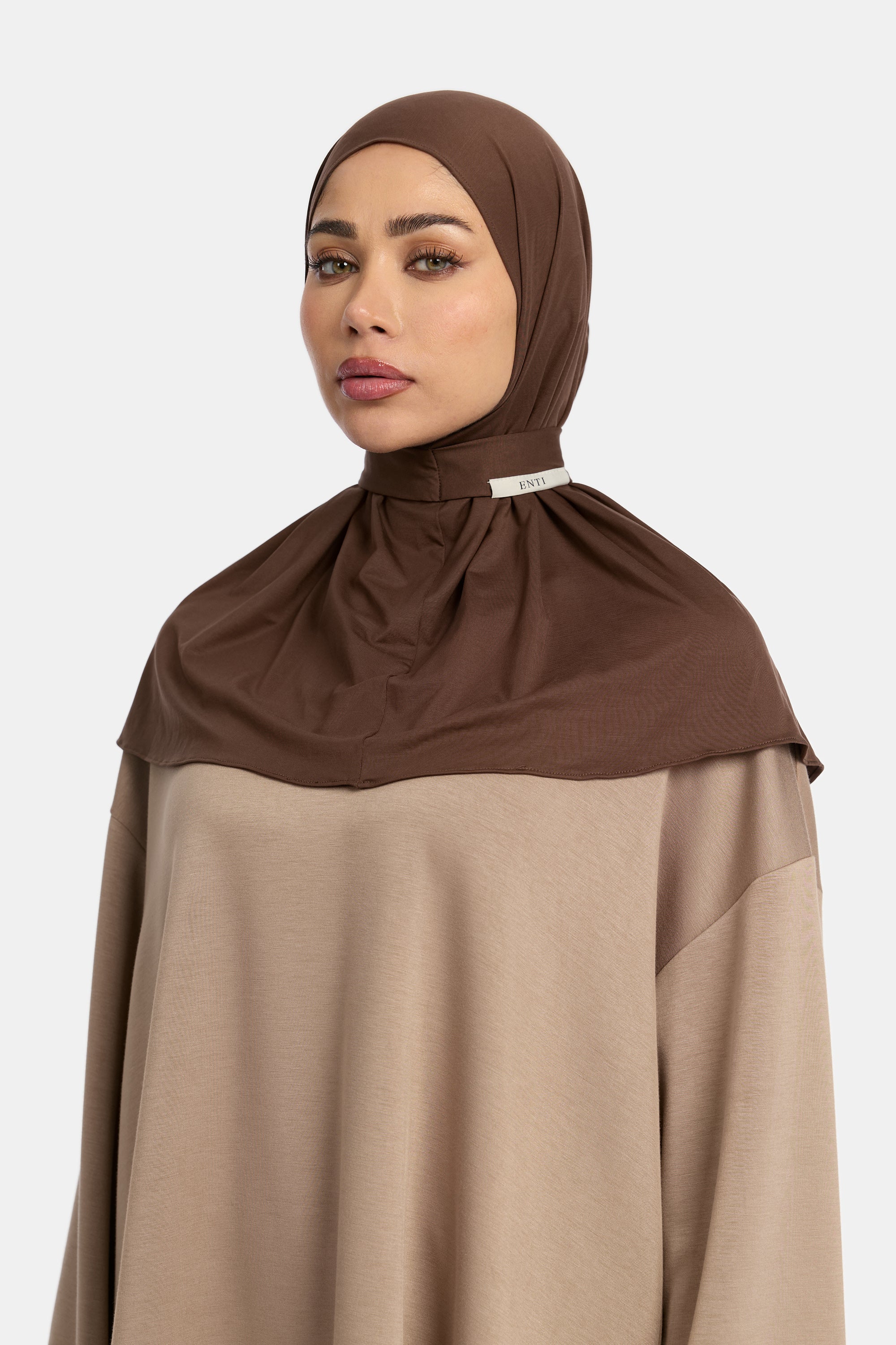 model draagt de instant hoofddoek van het merk ENTI in de kleur donker bruin