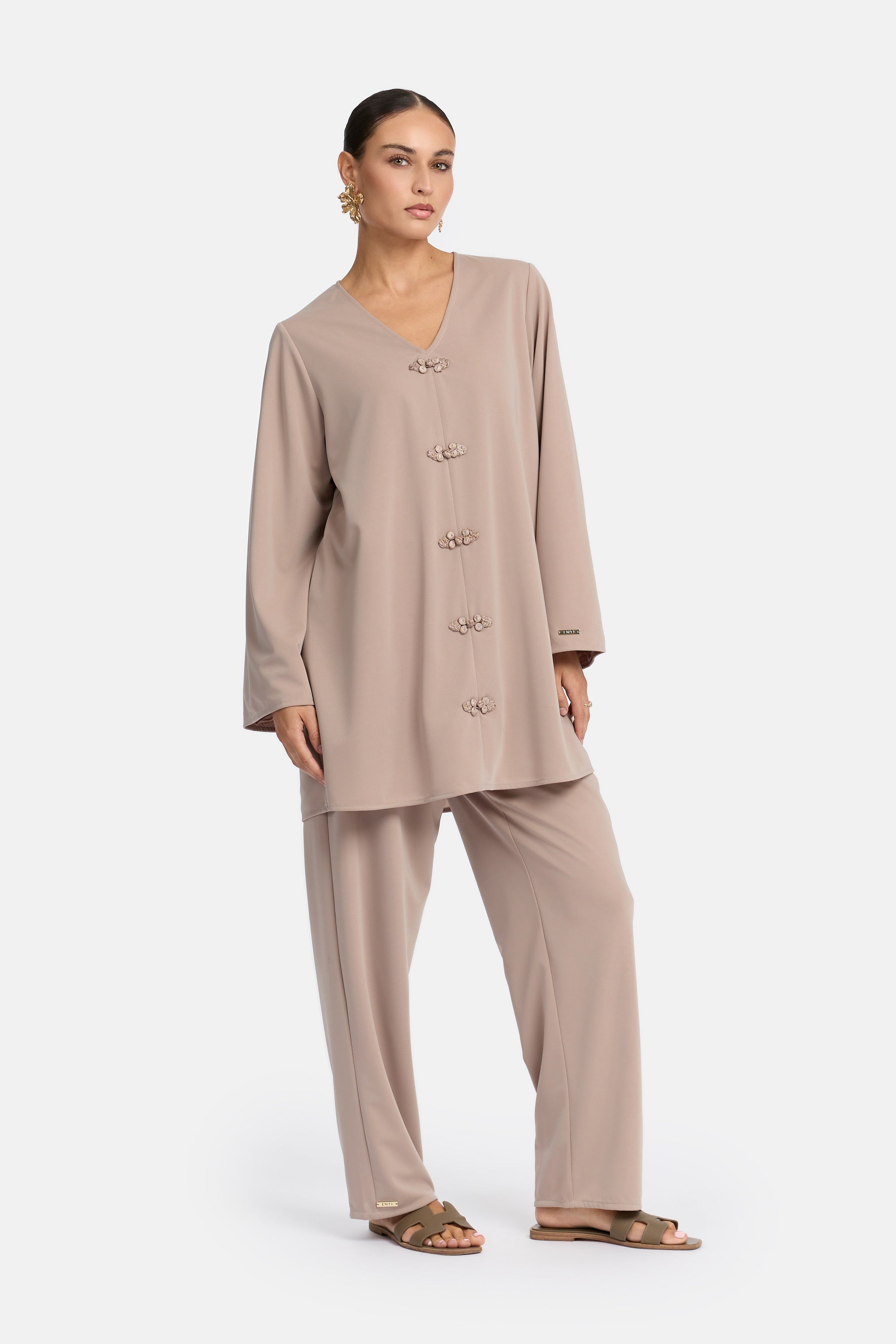 zij aanzicht van Model die draagt een modest kaftan set van het merk enti in de kleur Ash brown