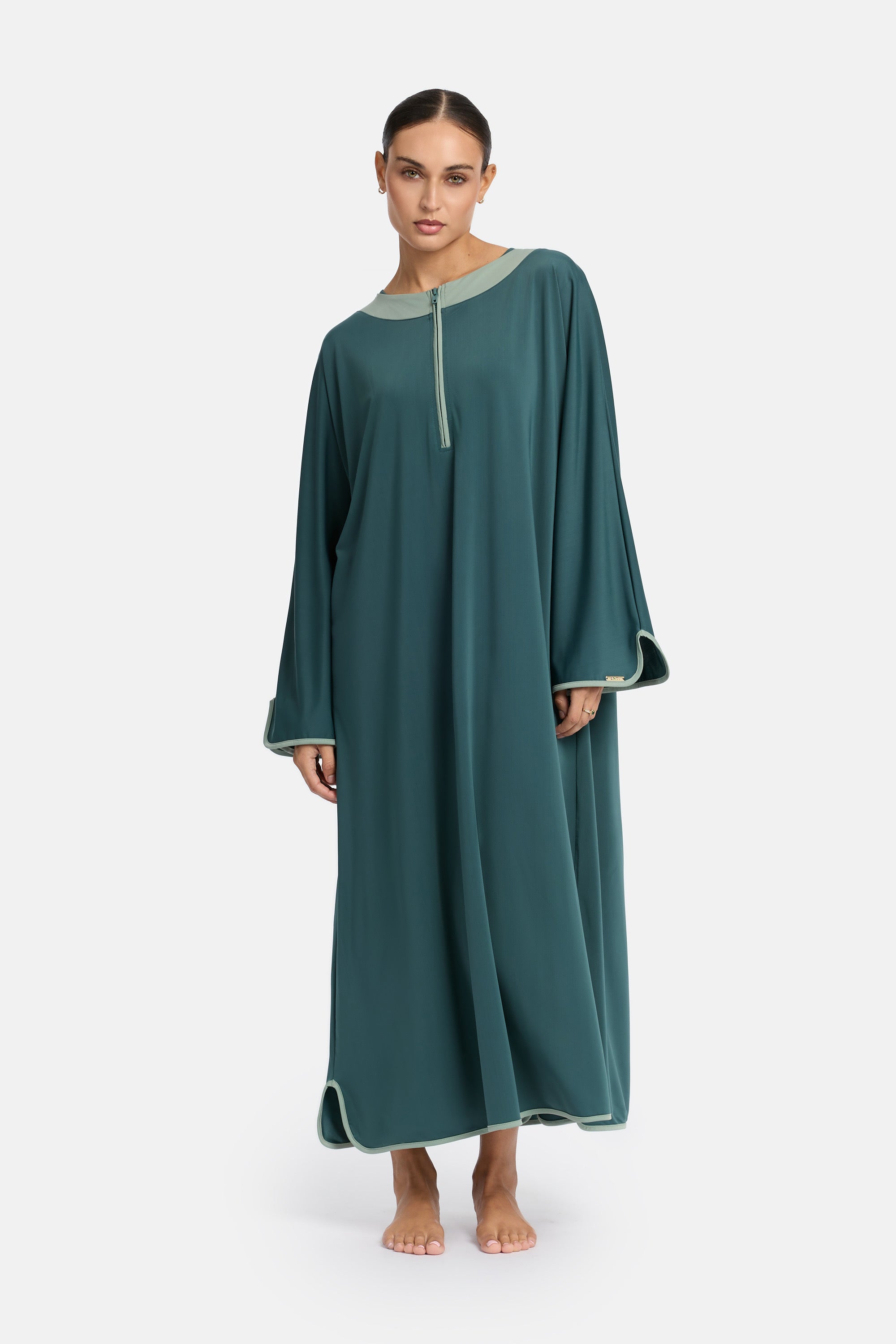 voor aanzicht van model die de modest burkini van het merk enti draag met de coverup jurk in de kleur minty green