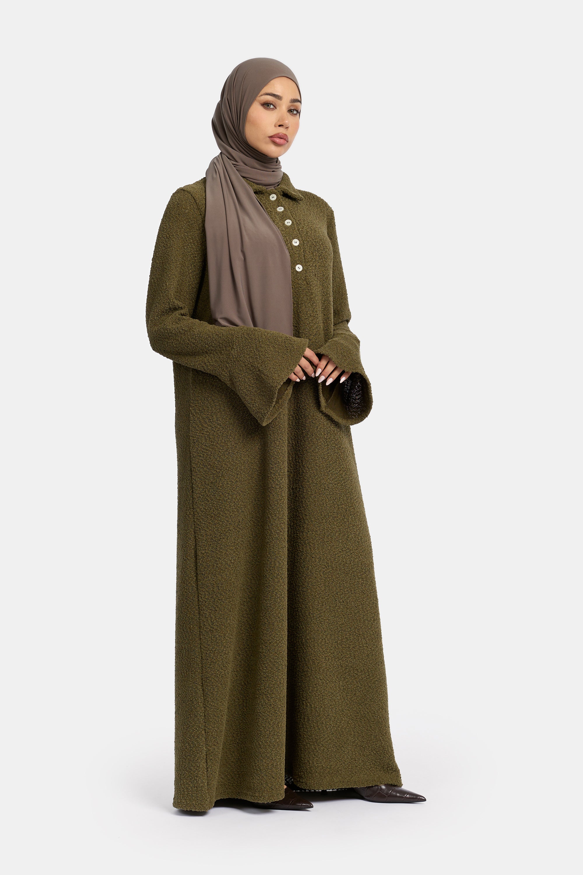 zij aanzicht van model die draagt de enti Unbound Knit shirt dress in de kleur groen