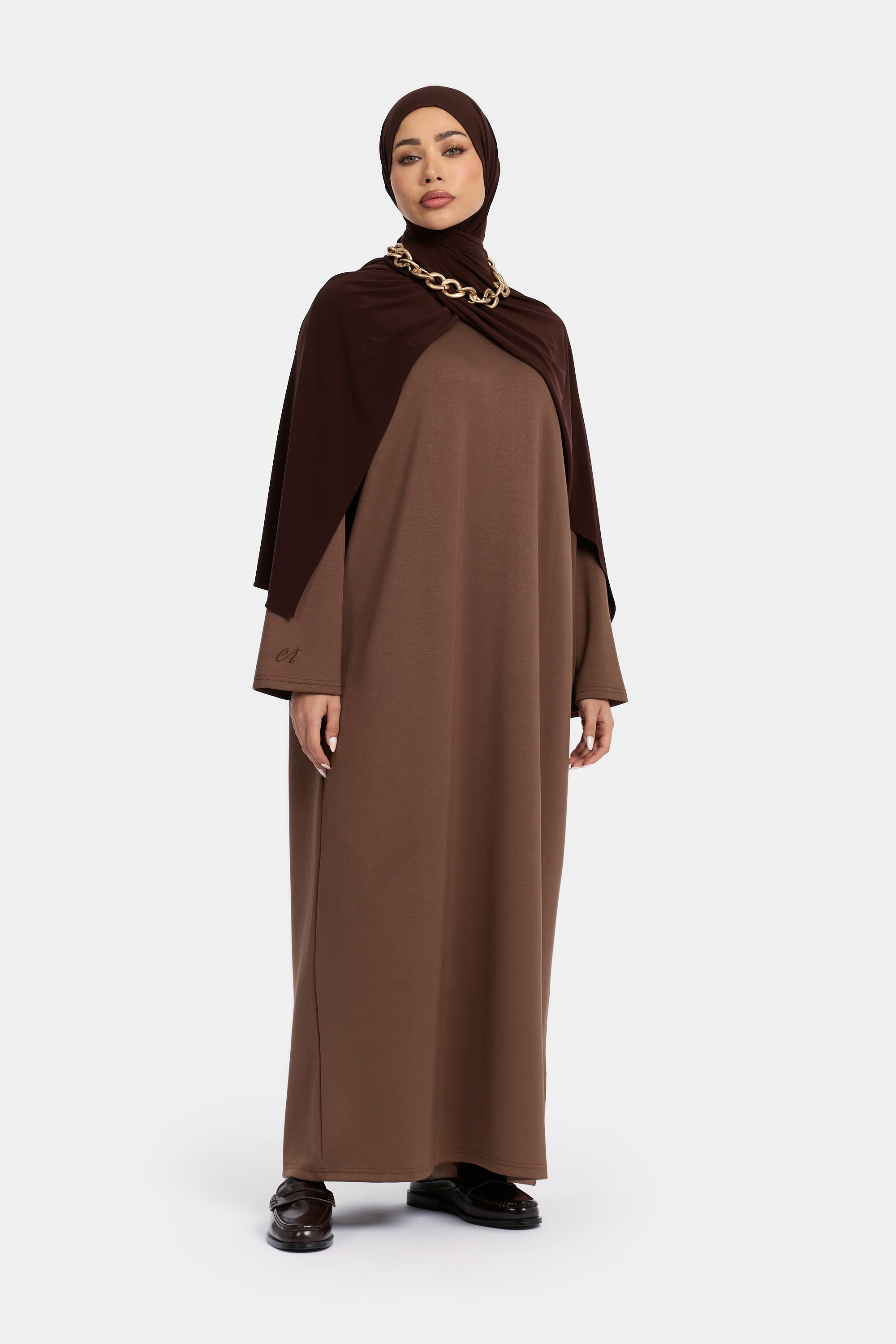 voor aanzicht van model die draagt Wide Sleeve Dress van het modest merk ENTI in de kleur donker bruin.