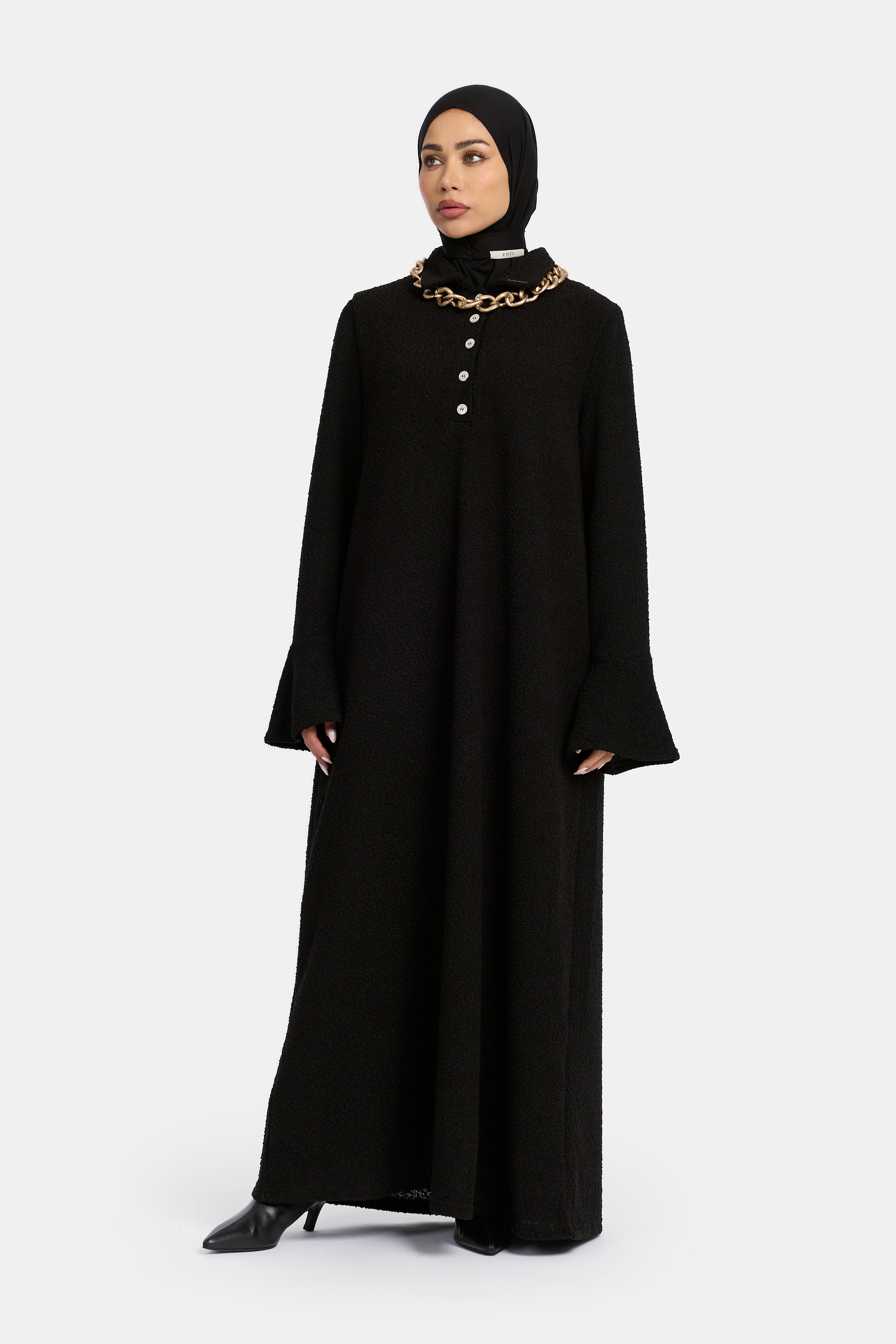 voor aanzicht van model die draagt de enti Unbound Knit shirt dress in de kleur zwart