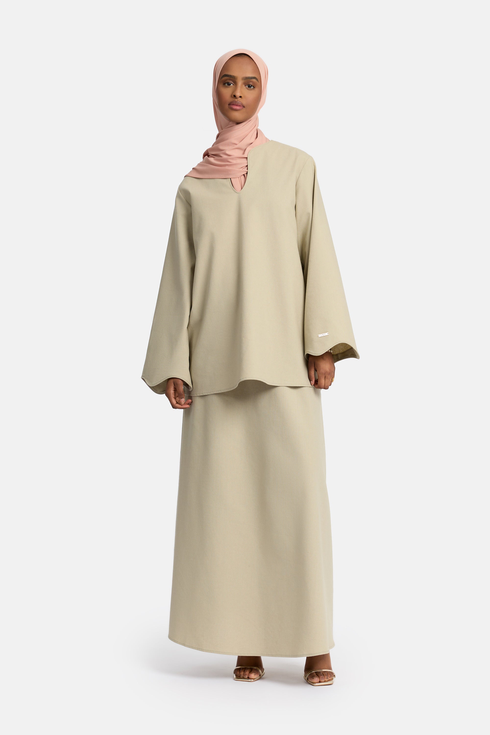 voor aanzicht van Model die draagt een modest linen skirt set van het merk enti in de kleur Light sage