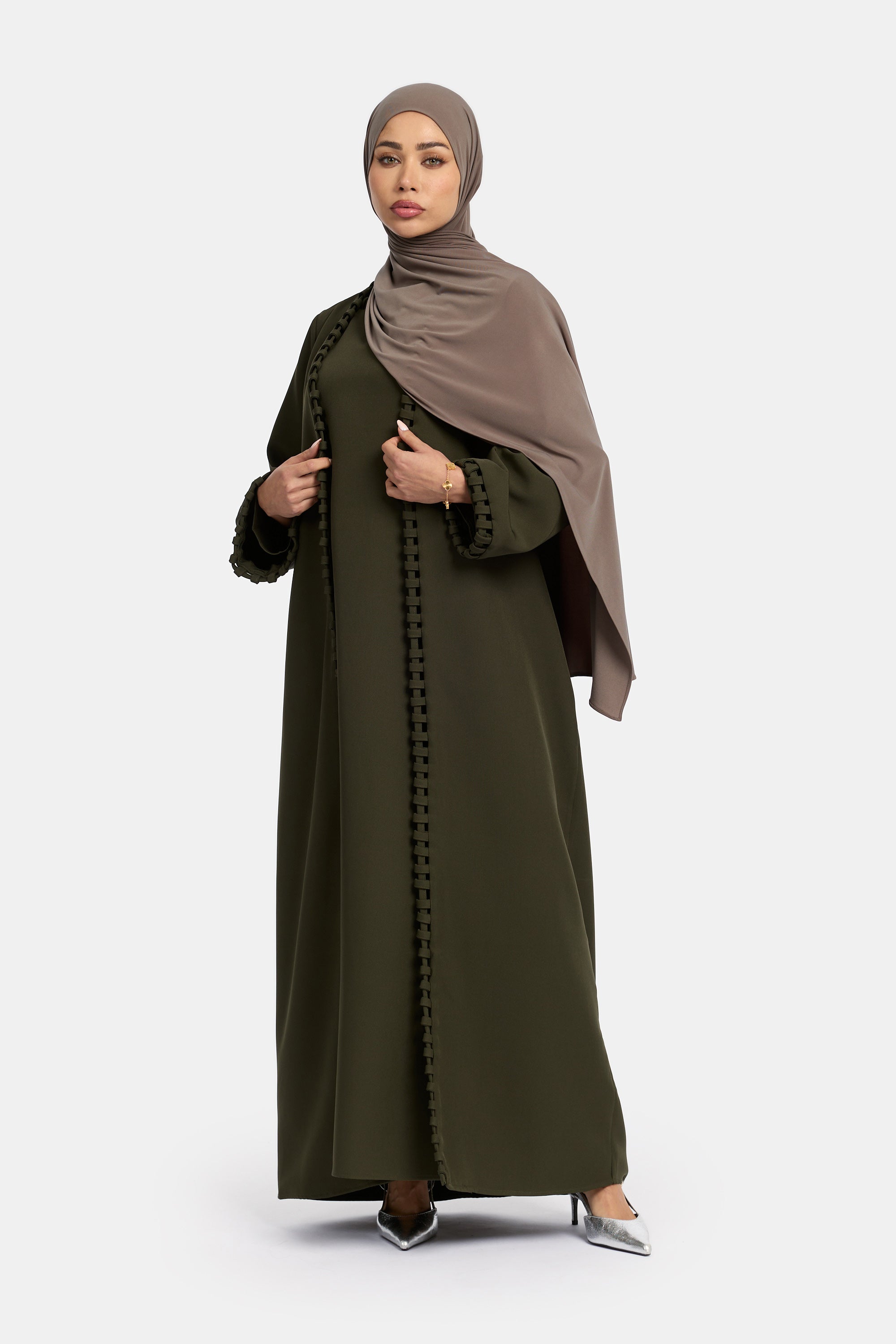 voor aanzicht van model die draagt de weave line abaya van het merk van ENTI in de kleur groen