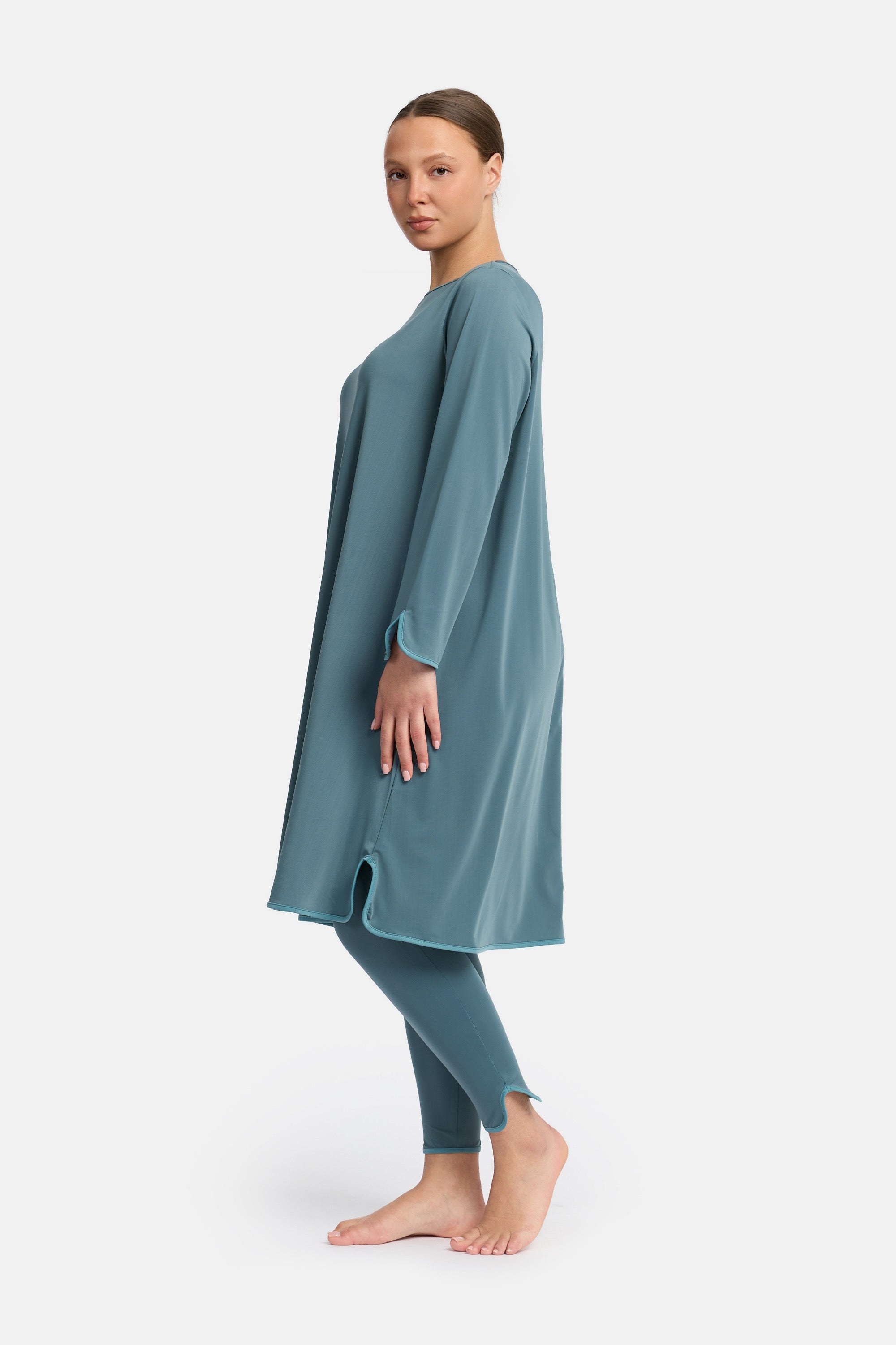 Voor aanzicht van model die de modest burkini van het merk enti draag met de zwemjurk in de kleur Turquoise Blue