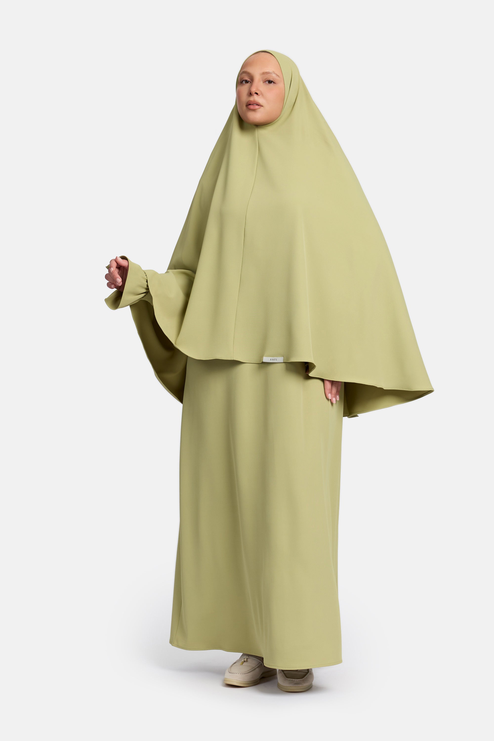 voor aanzicht van model die mastour set abaya en khimaar draagt van het merk ENTI in de kleur Groen