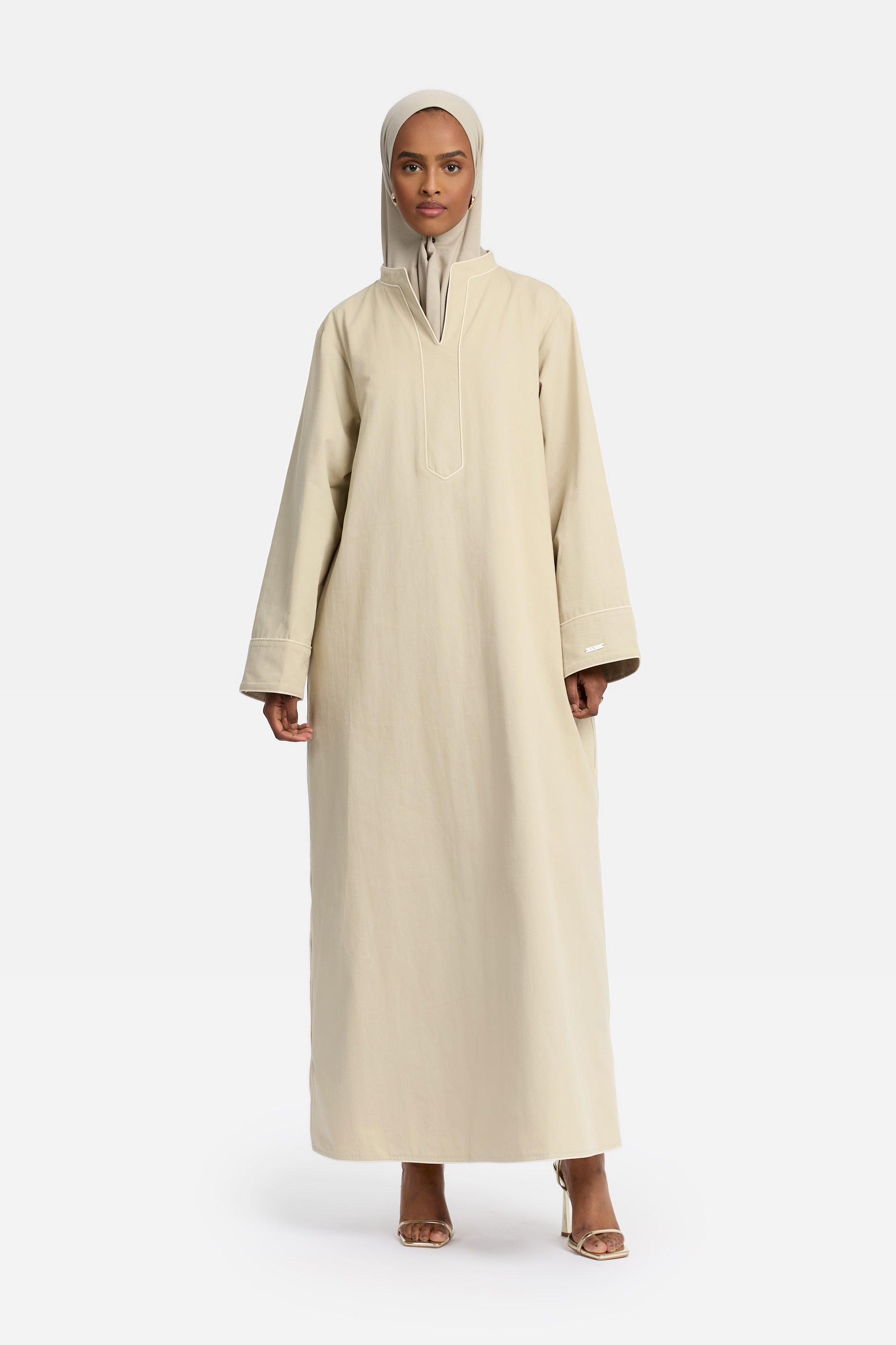 voor aanzicht van Model die draagt een modest cotton dress van het merk enti in de kleur pastel groen