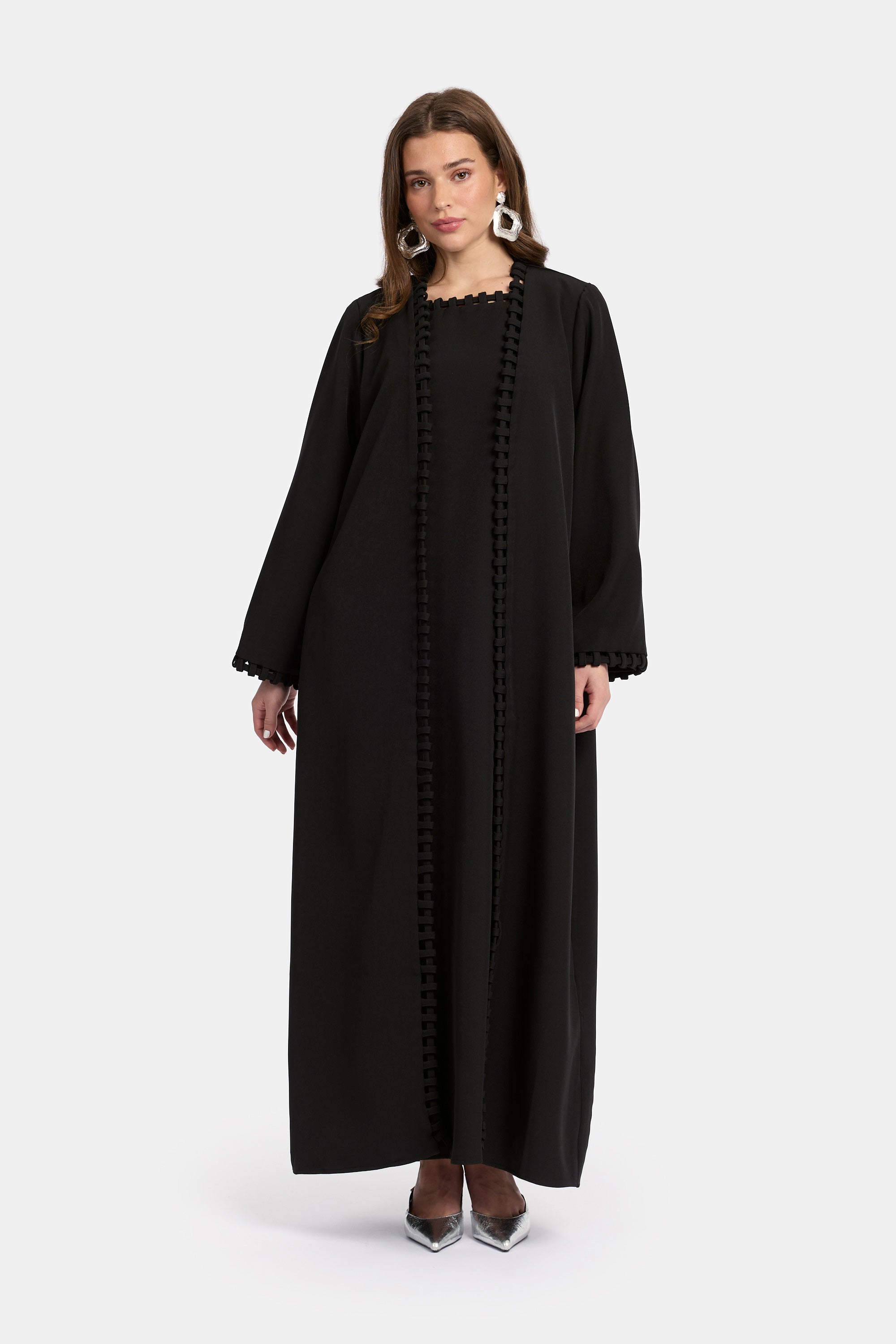 voor aanzicht van model die draagt de weave line abaya van het merk van ENTI in de kleur zwart