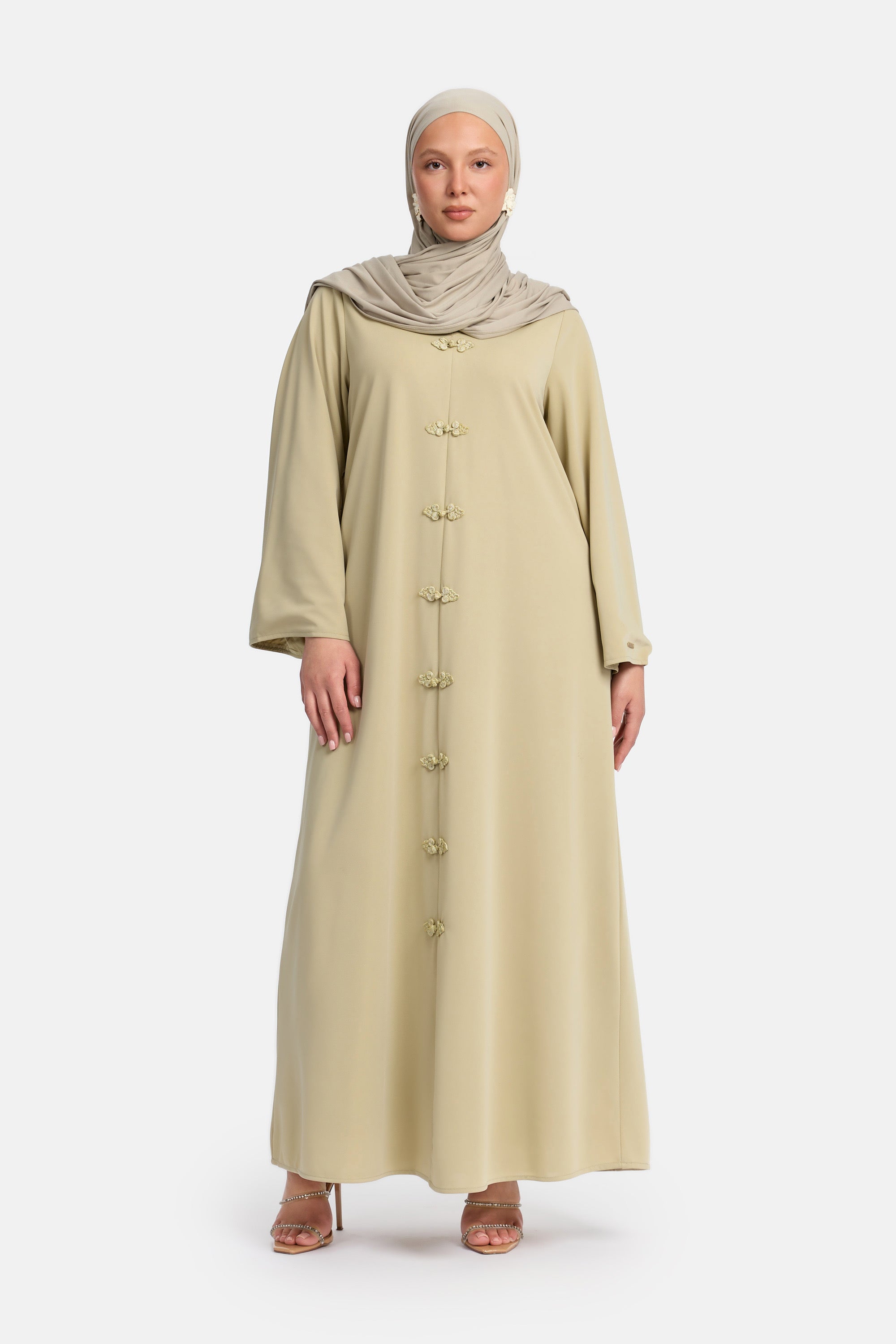voor aanzicht van Model die draagt een modest kaftan dress van het merk enti in de kleur Soft Green
