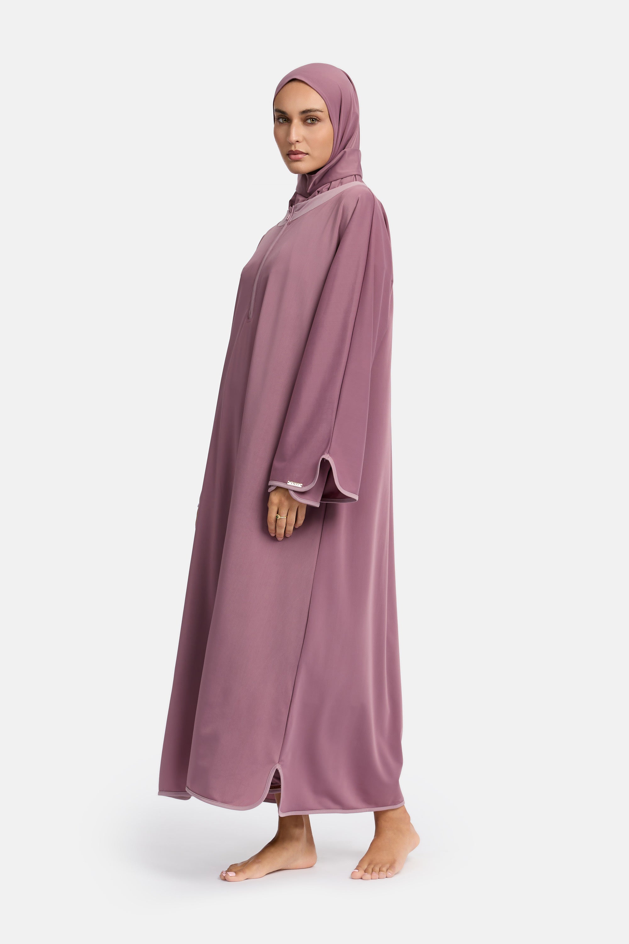 zij aanzicht van model die de modest burkini van het merk enti draag met de coverup jurk in de kleur old pink
