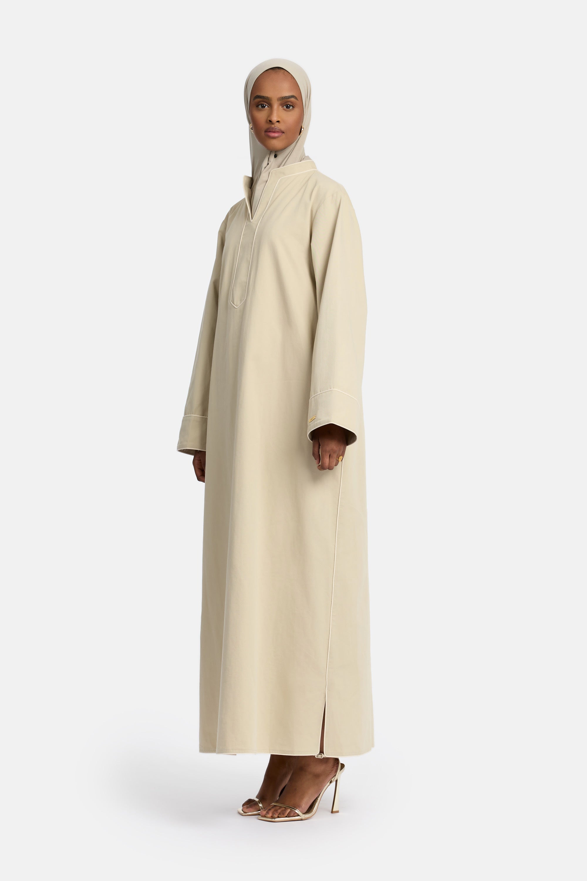 zij aanzicht van Model die draagt een modest cotton dress van het merk enti in de kleur pastel groen