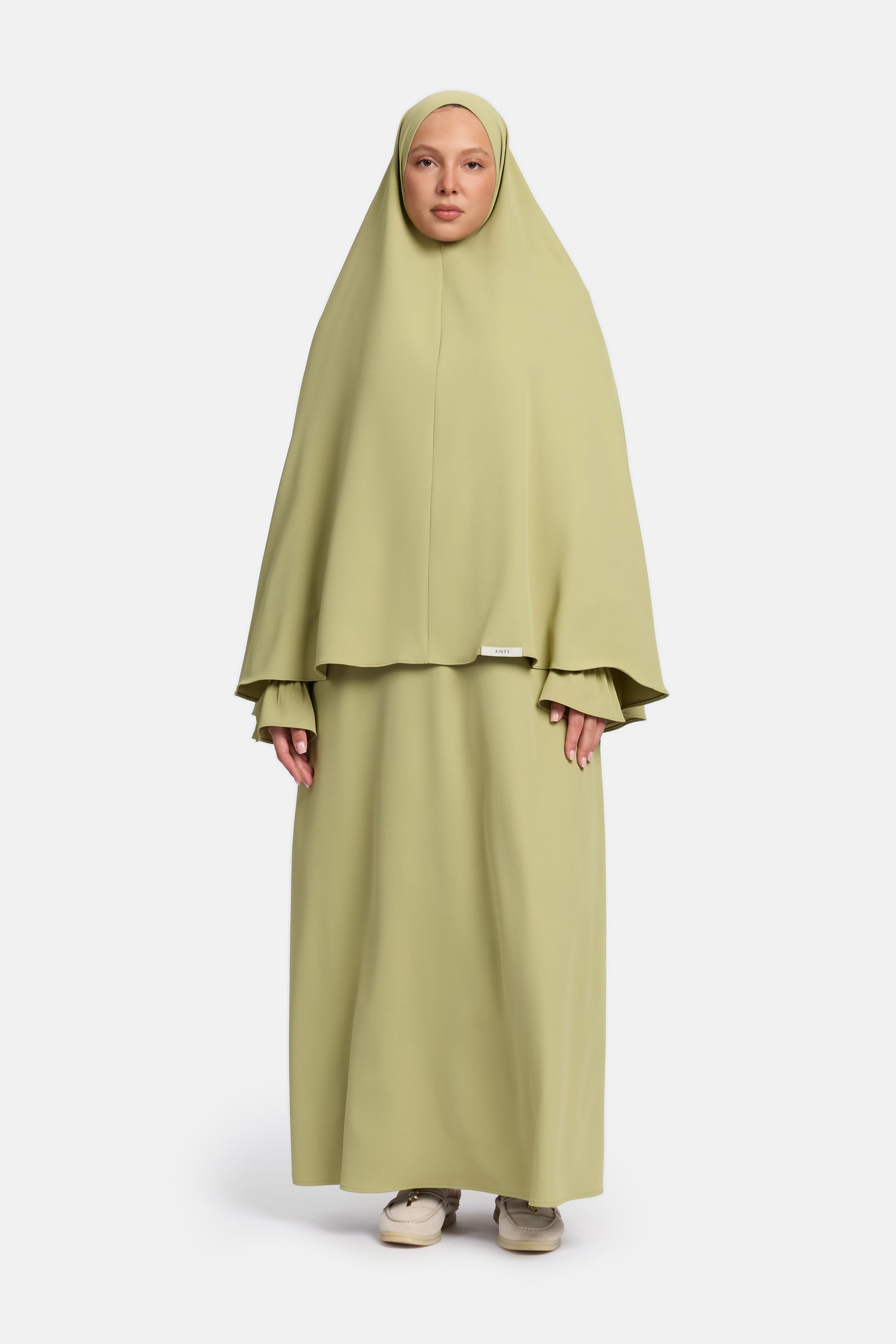 voor aanzicht van model die mastour set abaya en khimaar draagt van het merk ENTI in de kleur Groen