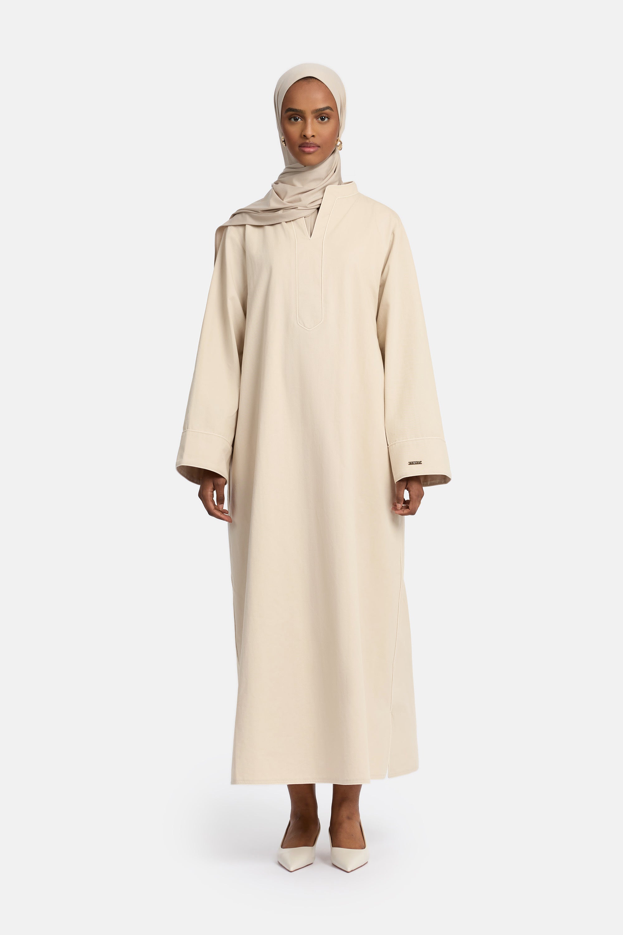voor aanzicht van Model die draagt een modest cotton dress van het merk enti in de kleur soft beige