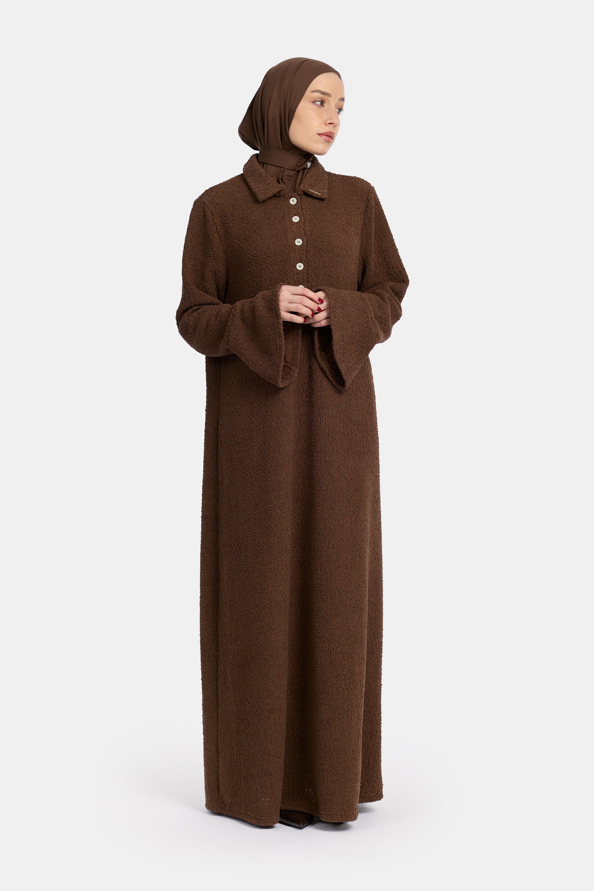 voor aanzicht van model die draagt de enti Unbound Knit shirt dress in de kleur donker bruin