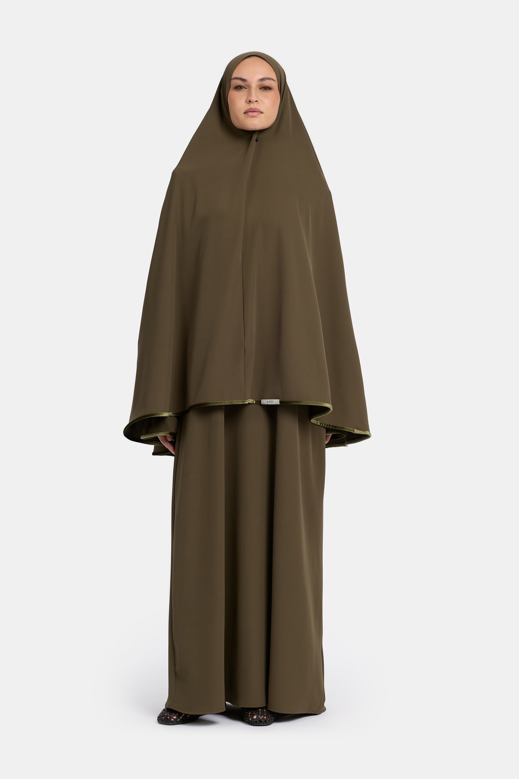 voor aanzicht van model die draagt de mastour velvet khimar en abaya set in de kleur groen.