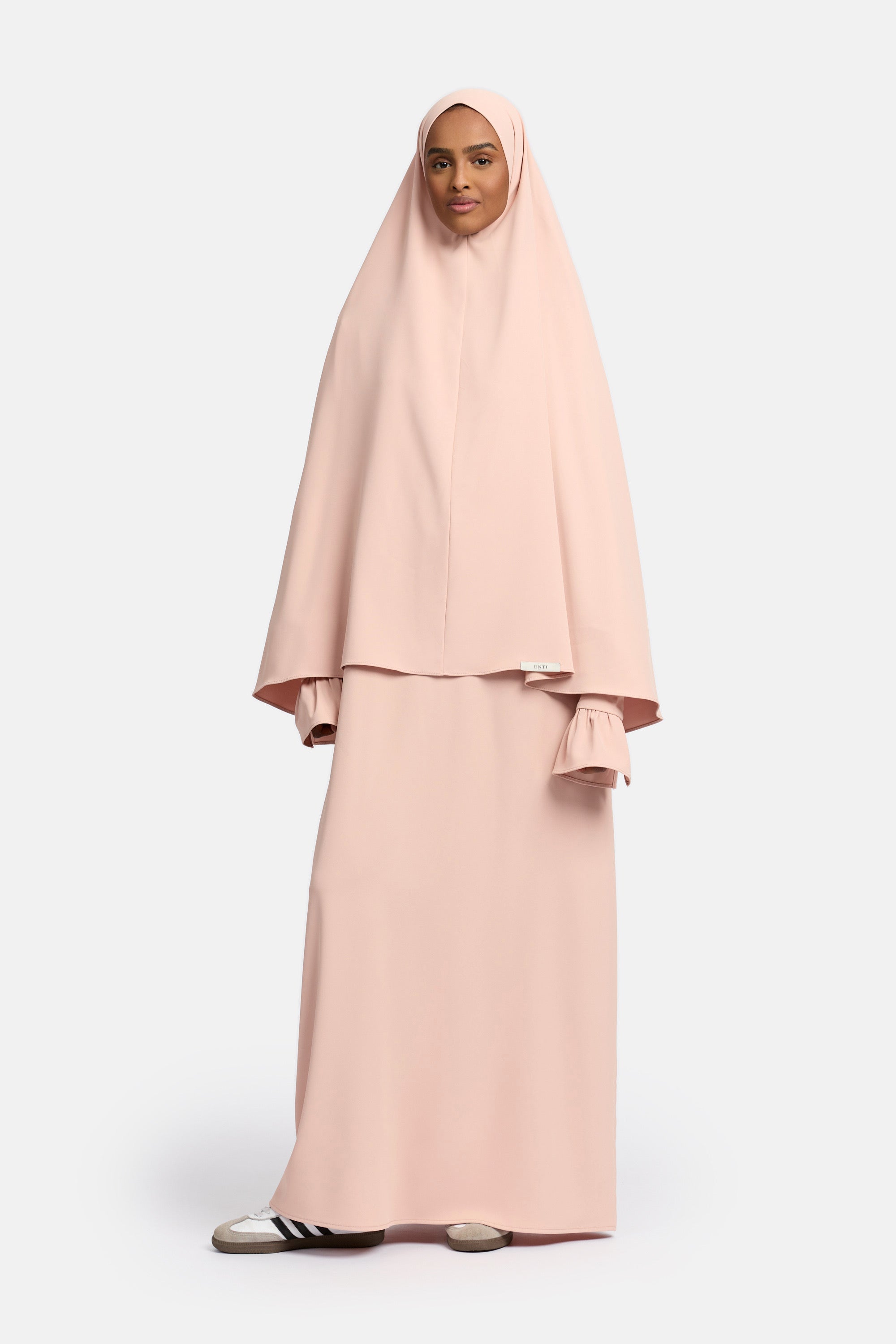 voor aanzicht van model die mastour set abaya en khimaar draagt van het merk ENTI in de kleur Roze