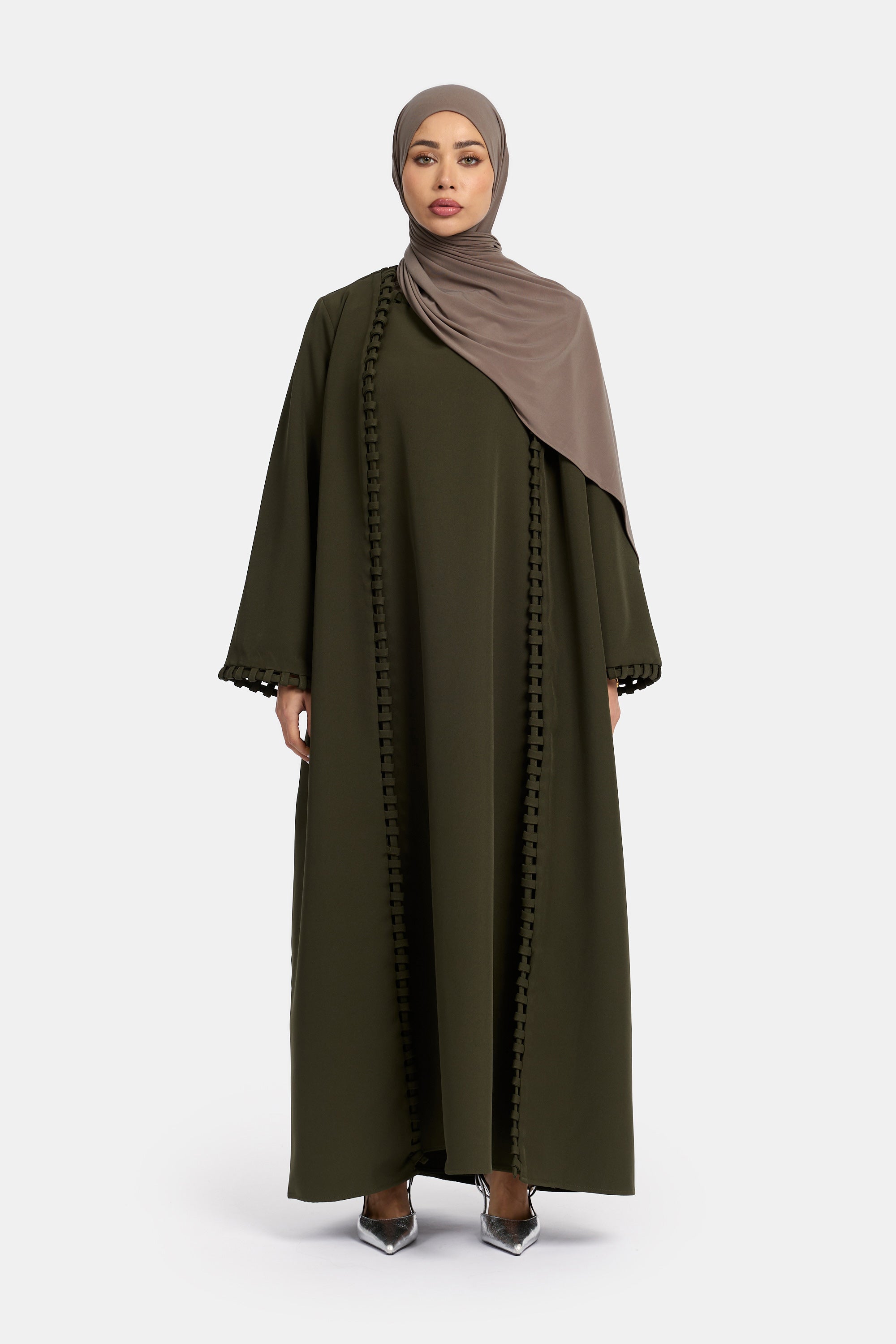 voor aanzicht van model die draagt de weave line abaya van het merk van ENTI in de kleur groen