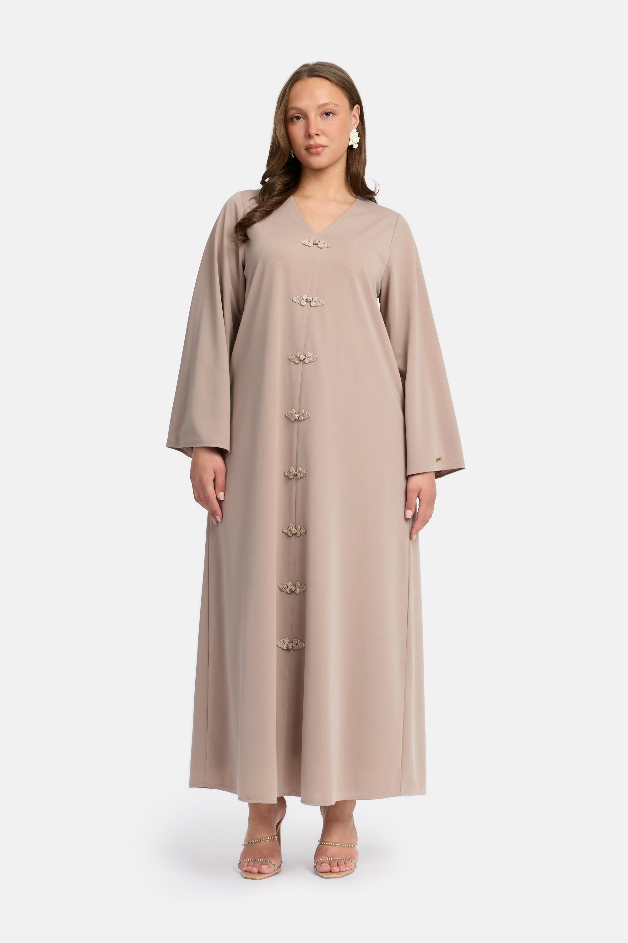 voor aanzicht van Model die draagt een modest kaftan dress van het merk enti in de kleur ash brown  